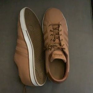 Men’s Adidas canvas tennis shoes